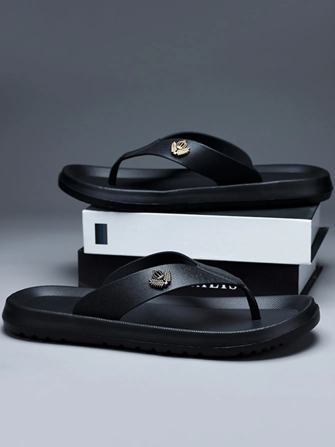 Men Crown & Leaf Decor Flip Flops