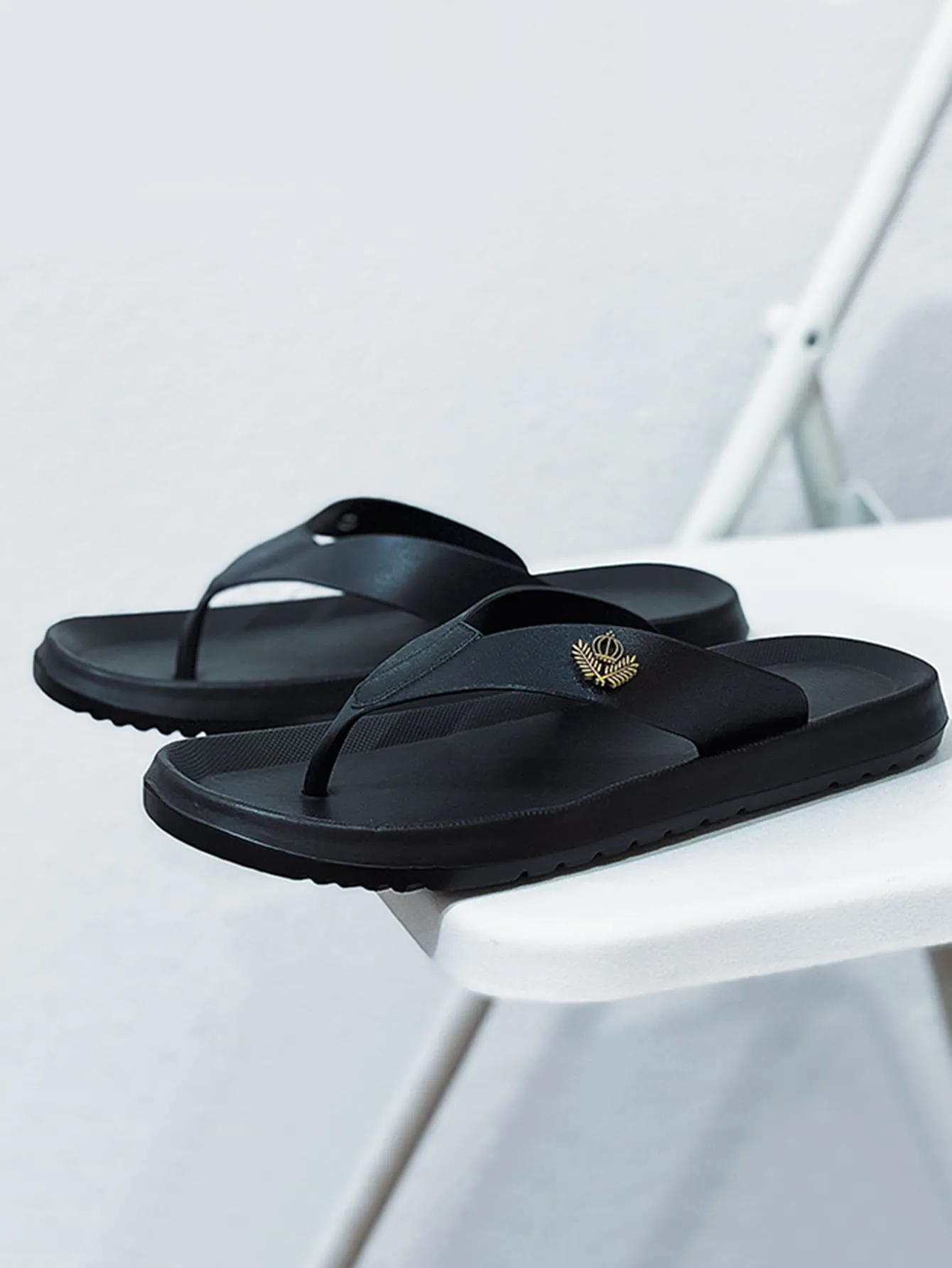 Men Crown & Leaf Decor Flip Flops