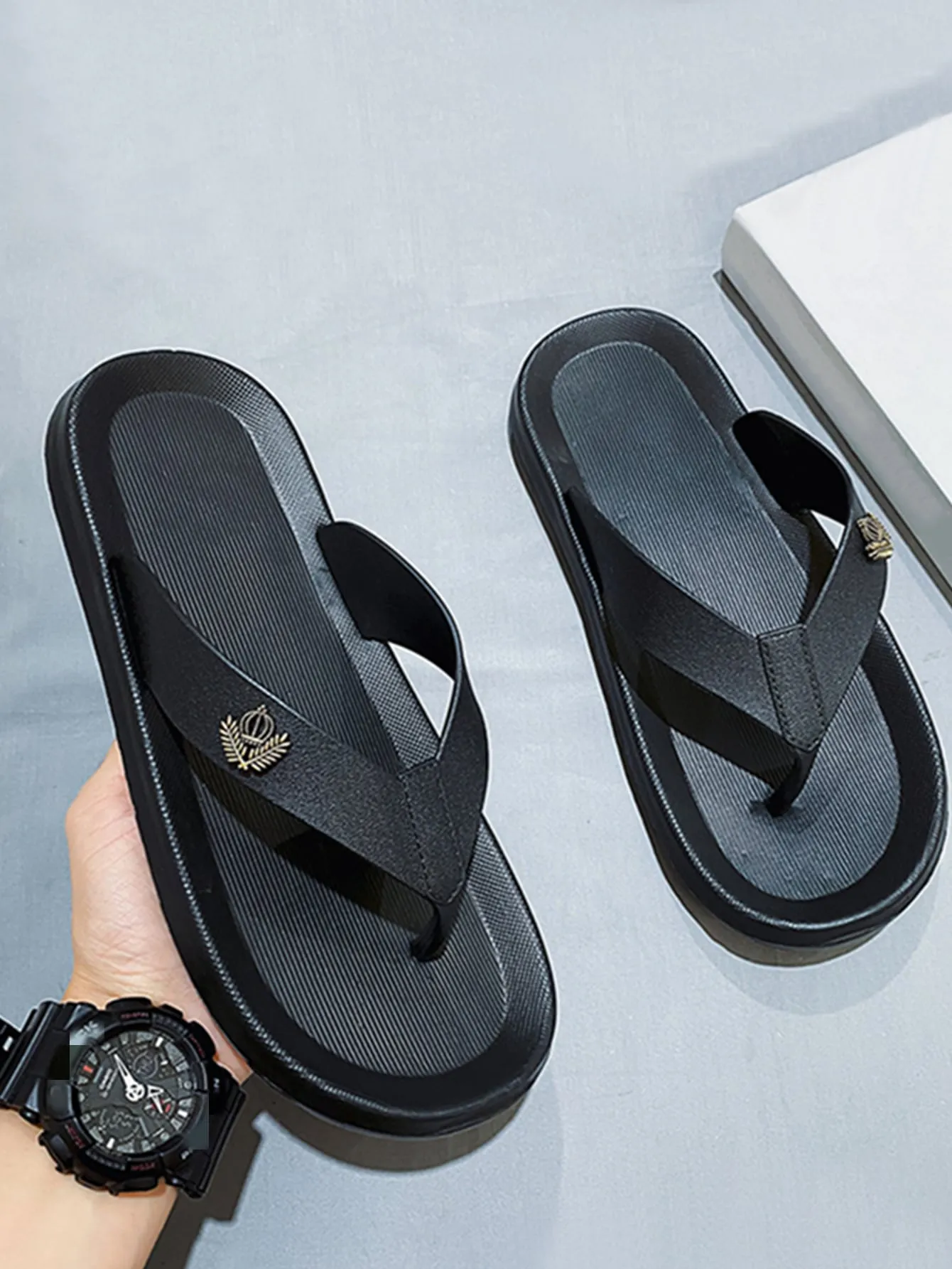 Men Crown & Leaf Decor Flip Flops